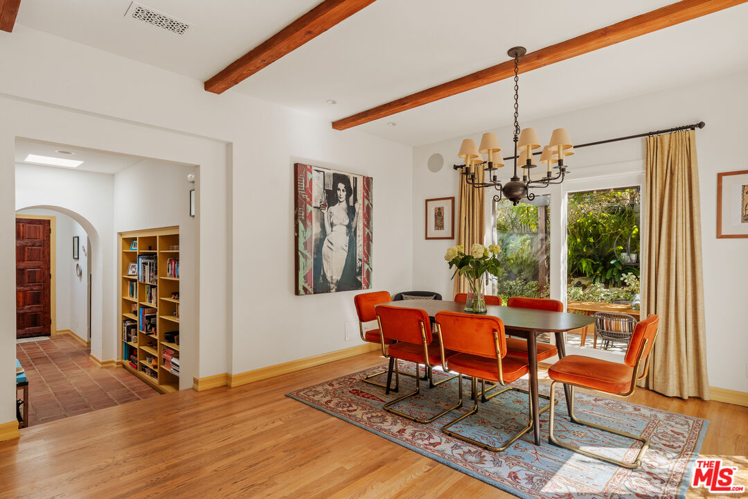 8935 Hollywood Hills Rd