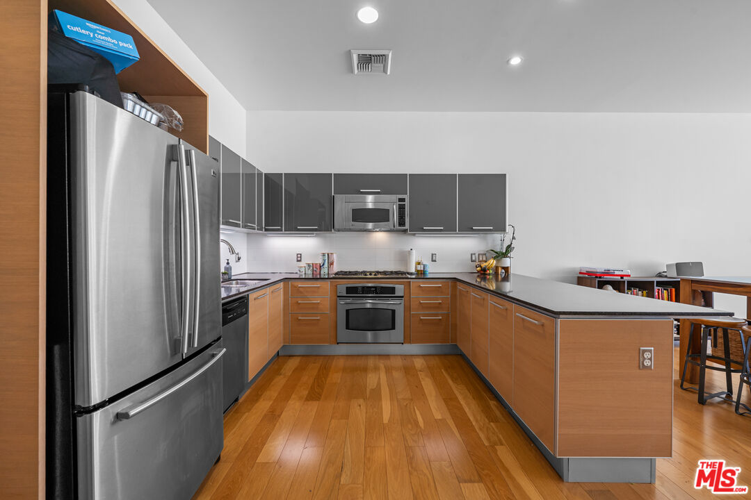 801 S Grand Ave Unit: 1604