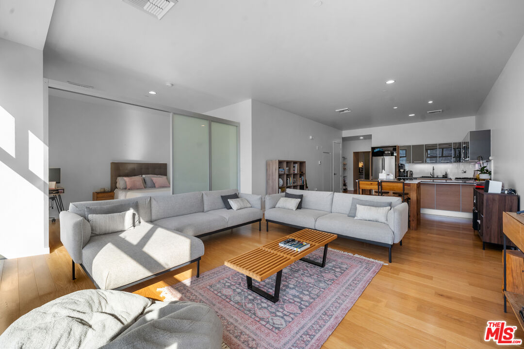 801 S Grand Ave Unit: 1604