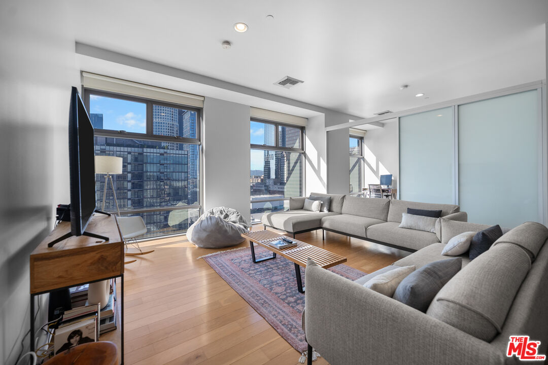 801 S Grand Ave Unit: 1604