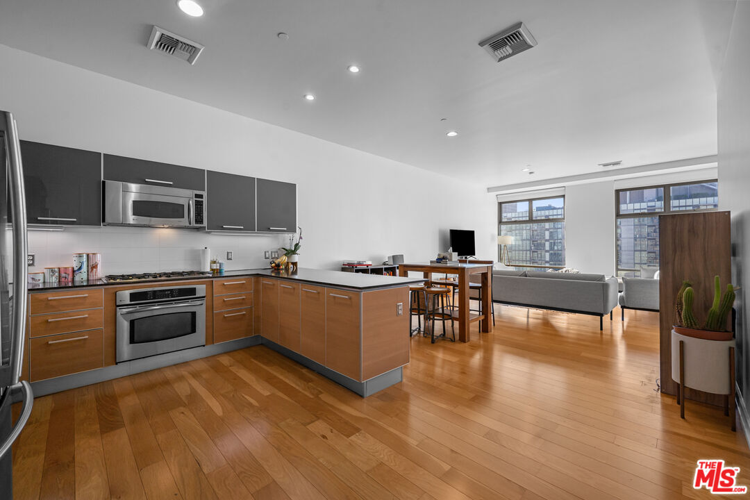 801 S Grand Ave Unit: 1604