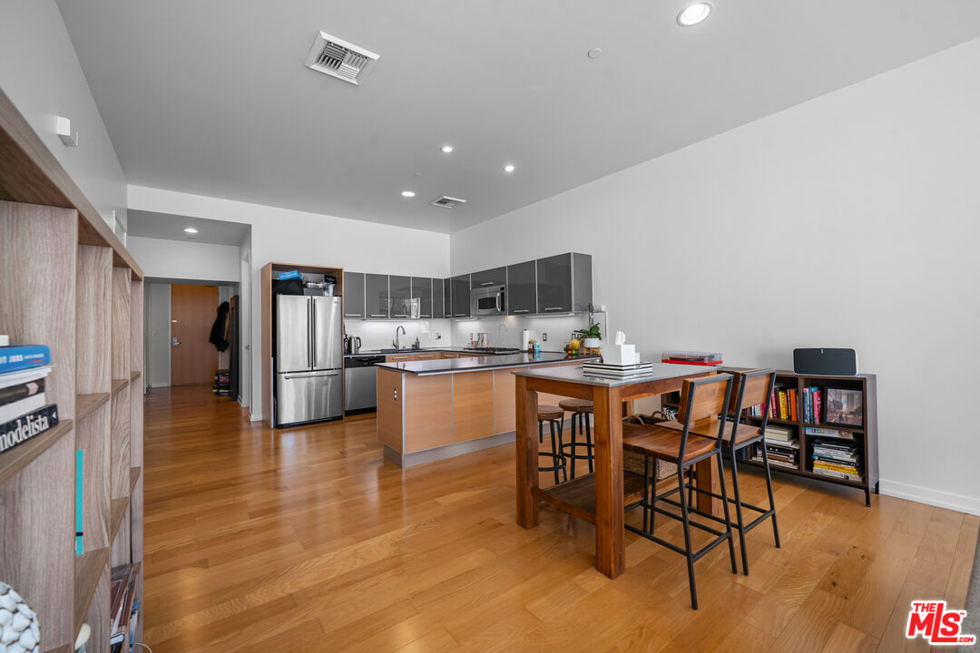 801 S Grand Ave Unit: 1604