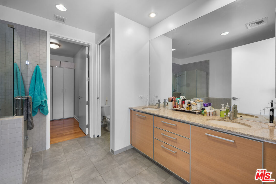801 S Grand Ave Unit: 1604