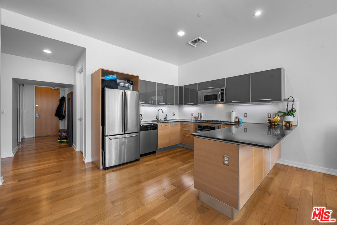 801 S Grand Ave Unit: 1604