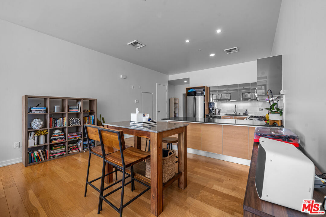 801 S Grand Ave Unit: 1604
