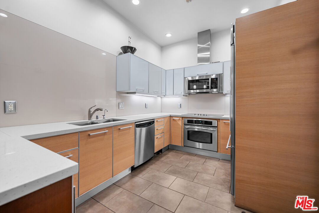 801 S Grand Ave Unit: 1604
