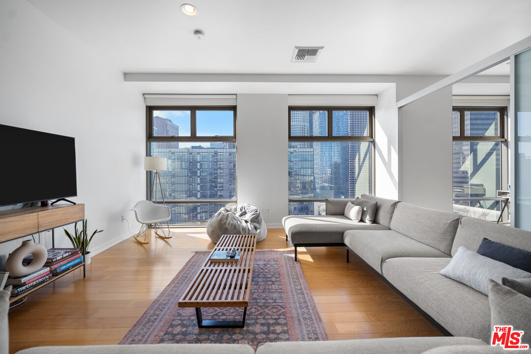 801 S Grand Ave Unit: 1604