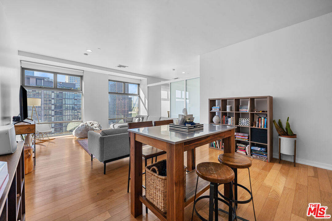 801 S Grand Ave Unit: 1604