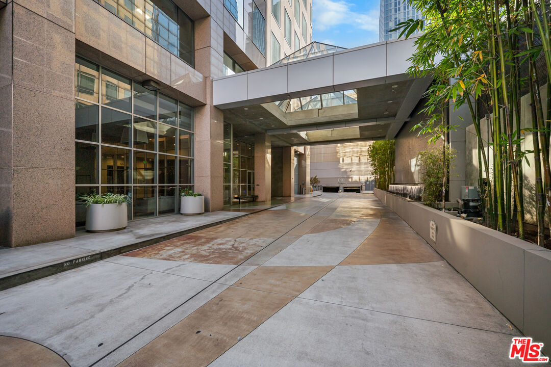 801 S Grand Ave Unit: 1604