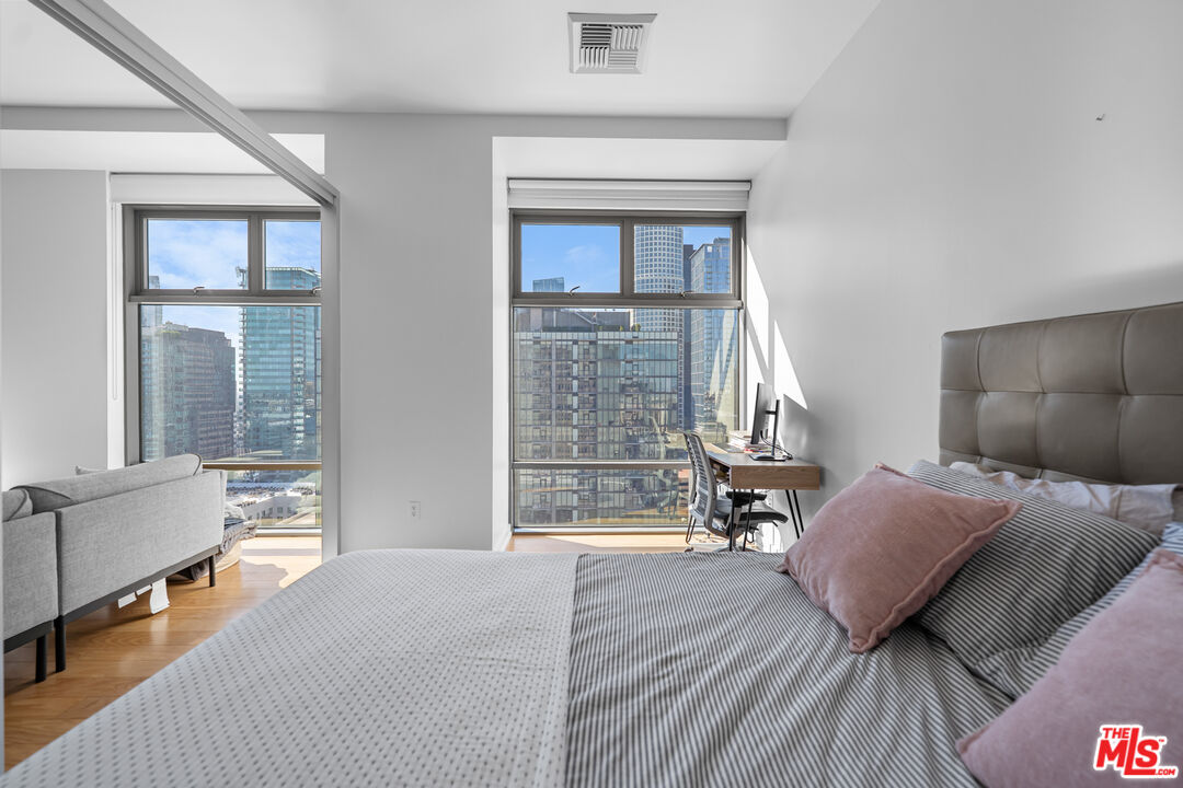801 S Grand Ave Unit: 1604