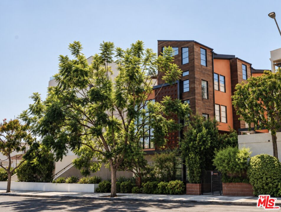 1035 N Vista St