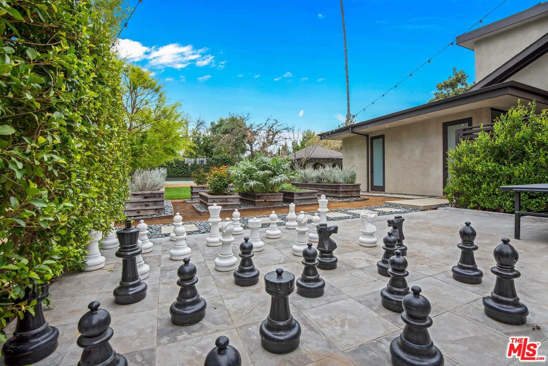 17352 Magnolia Blvd