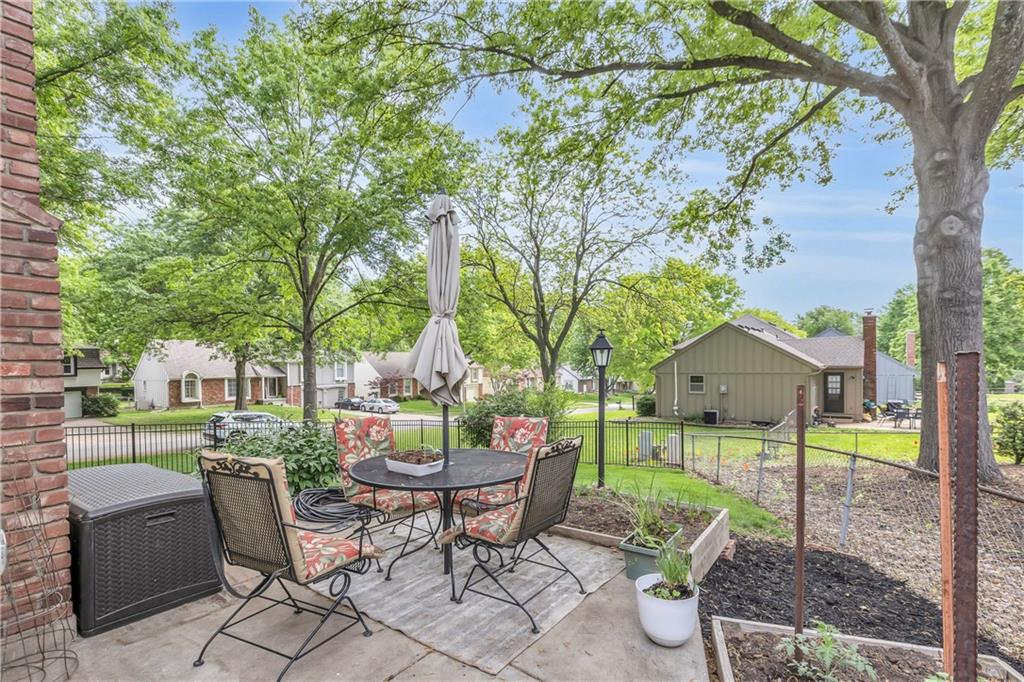 10001 Monrovia Street