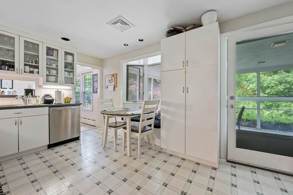 38 Colonial Rd