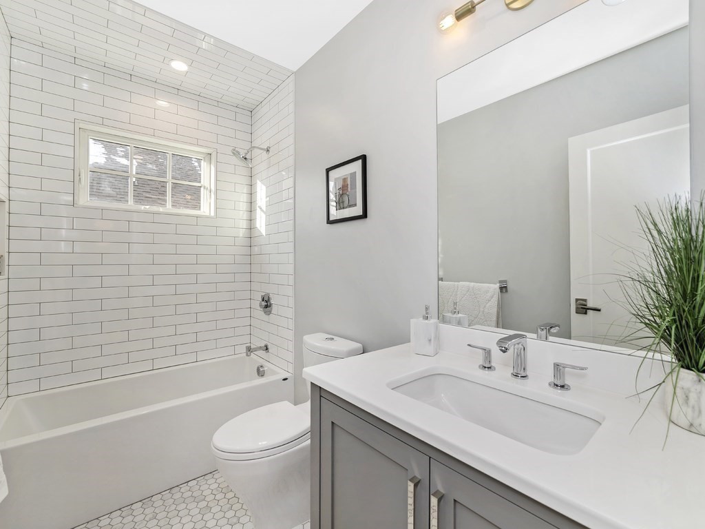 156 Pearl St Unit: 2
