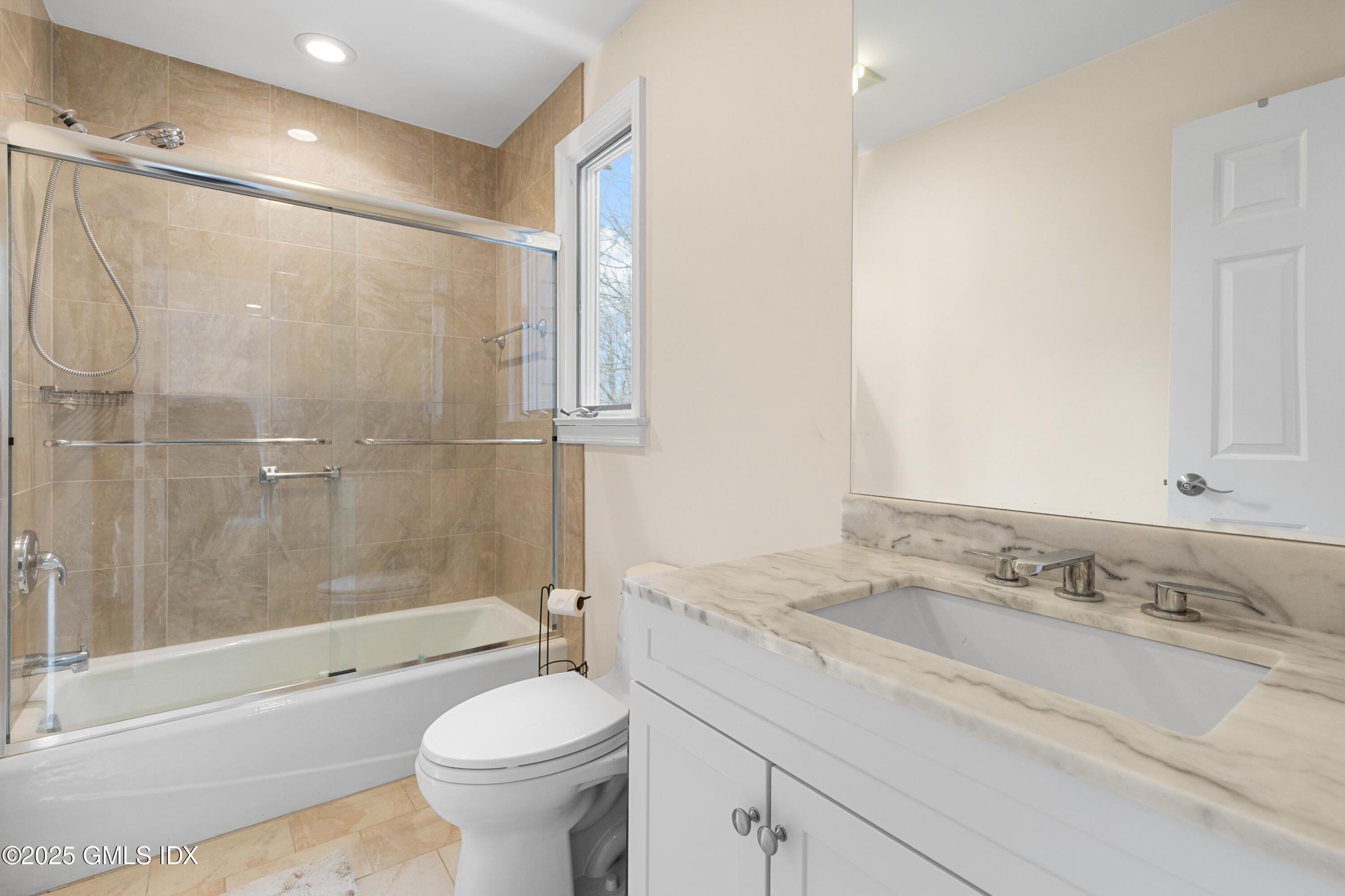 404 W Lyon Farm Drive, 404