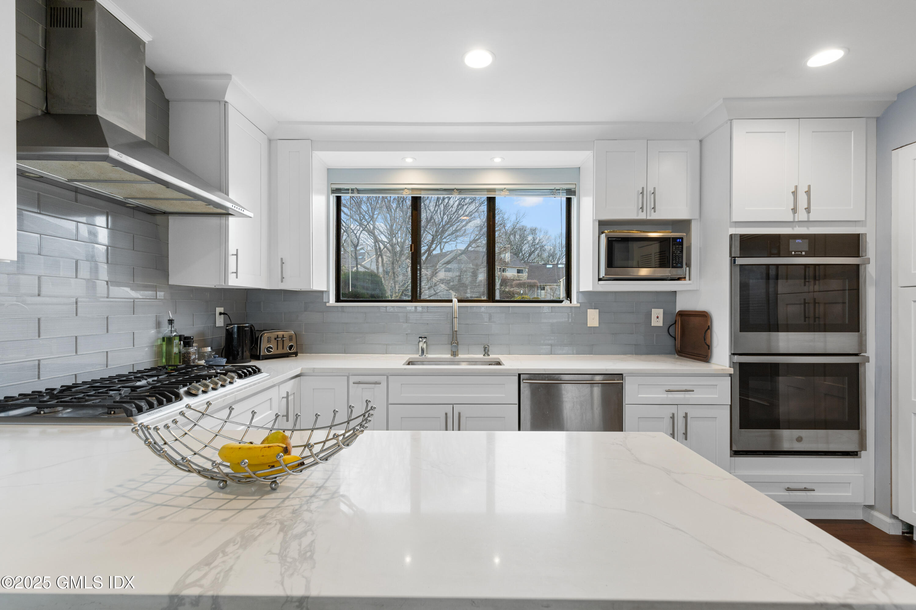 404 W Lyon Farm Drive, 404