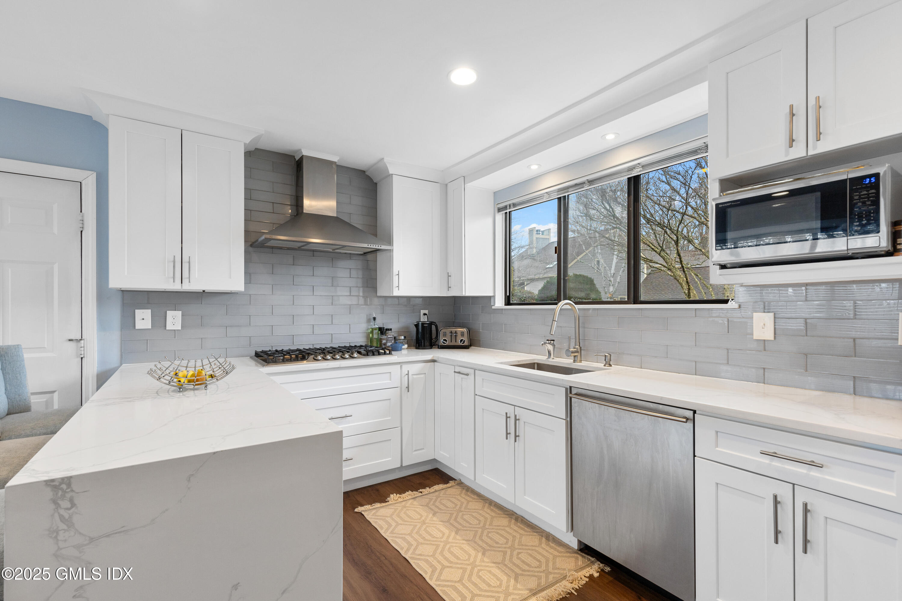 404 W Lyon Farm Drive, 404