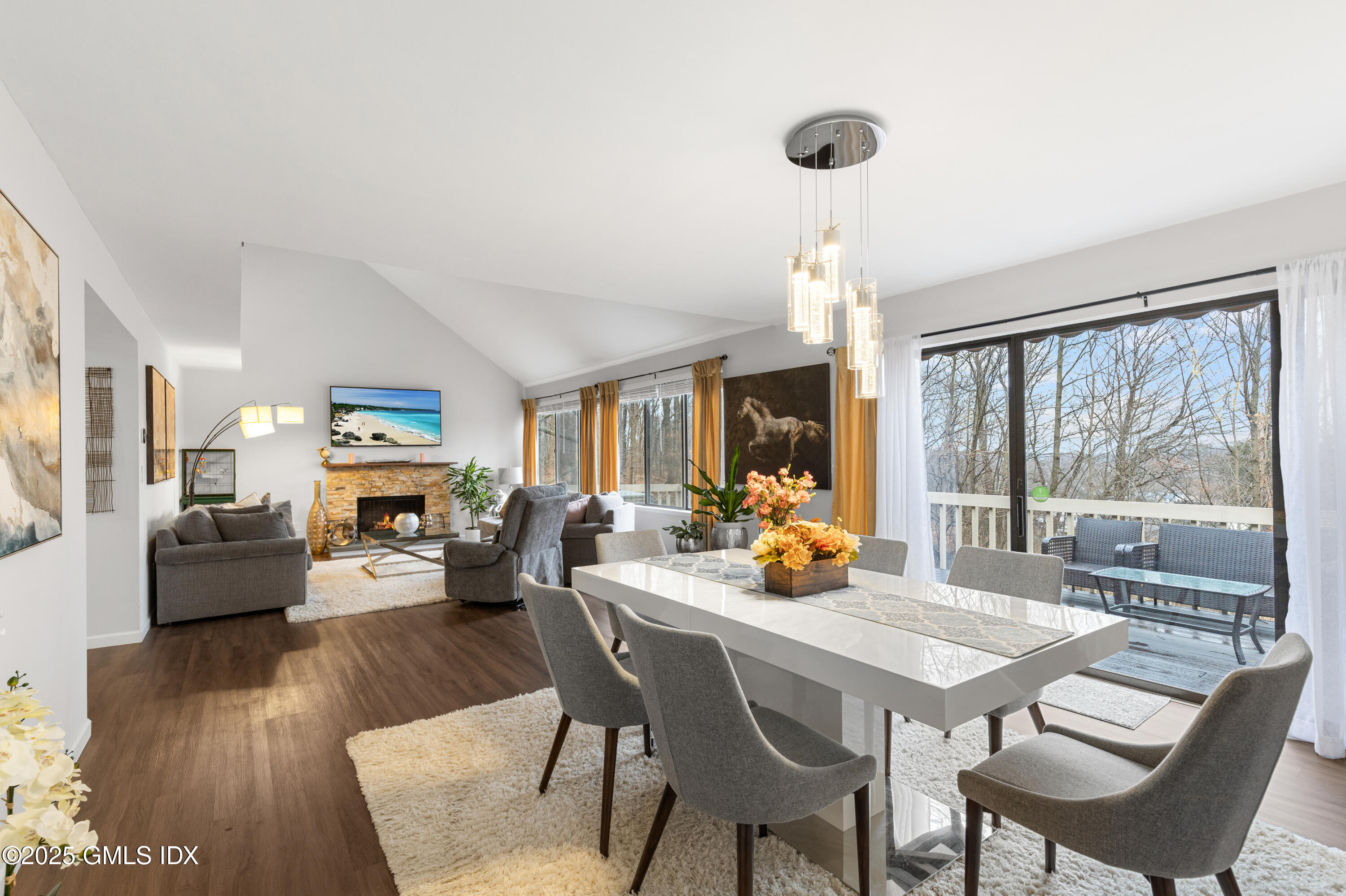 404 W Lyon Farm Drive, 404