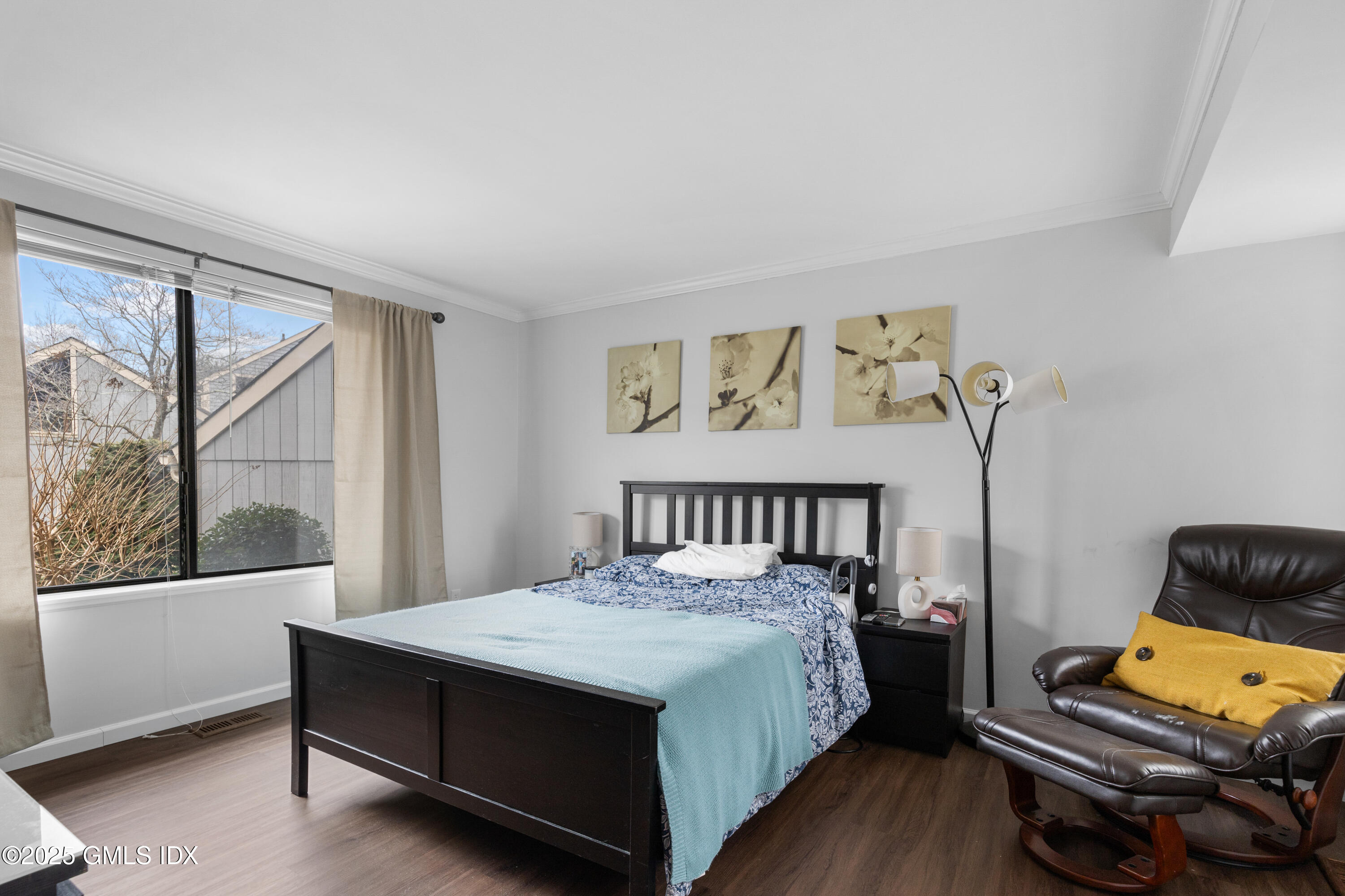 404 W Lyon Farm Drive, 404