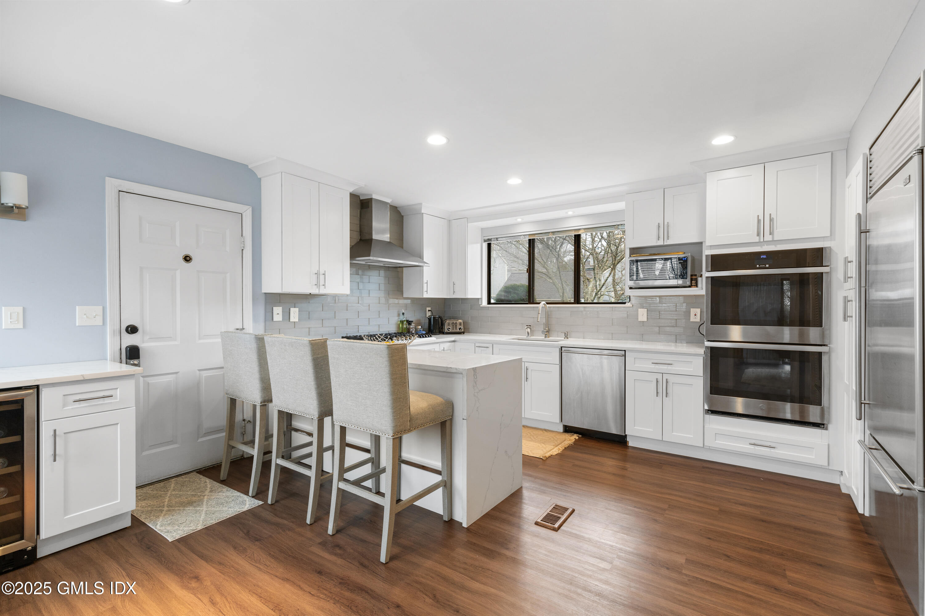 404 W Lyon Farm Drive, 404