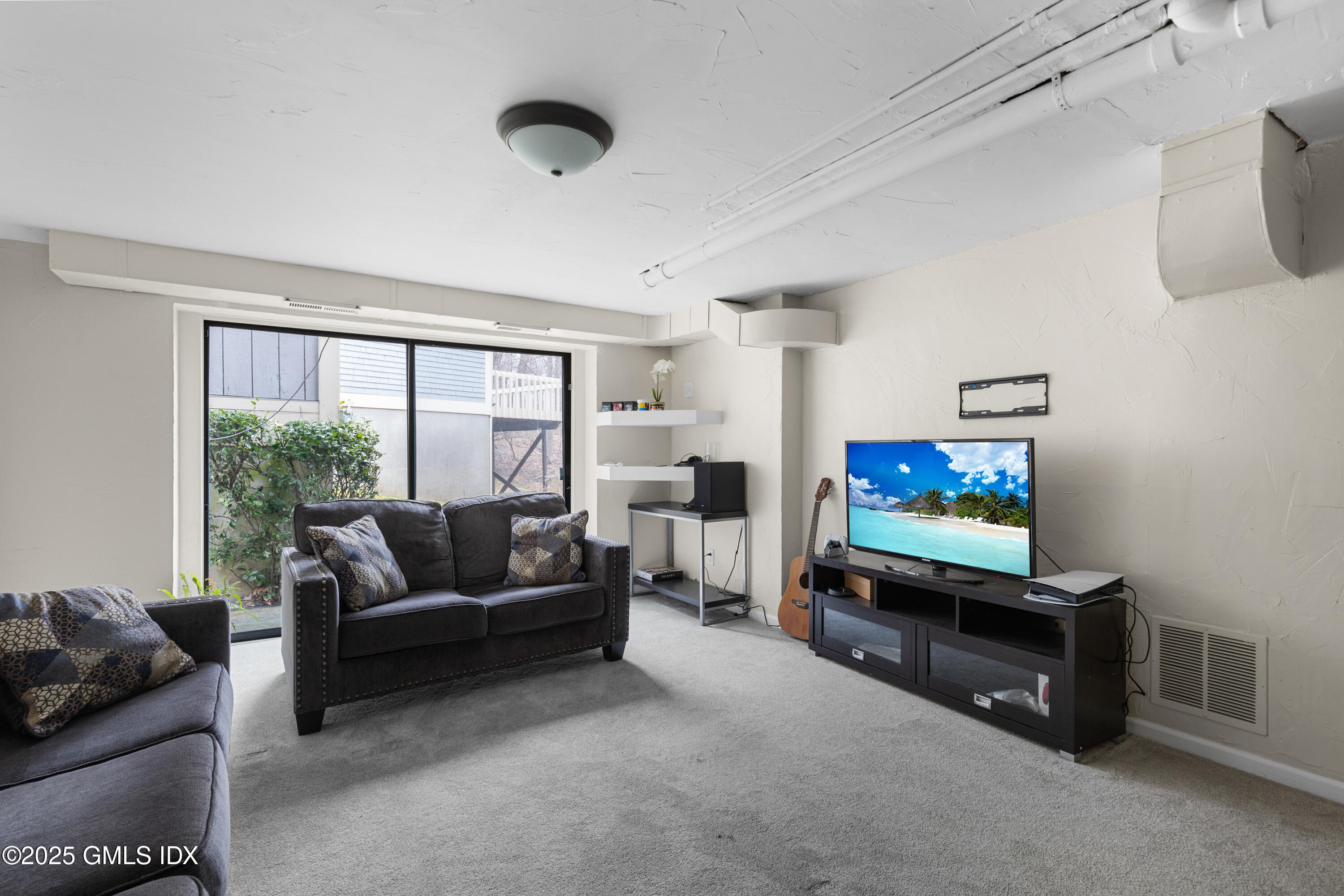404 W Lyon Farm Drive, 404