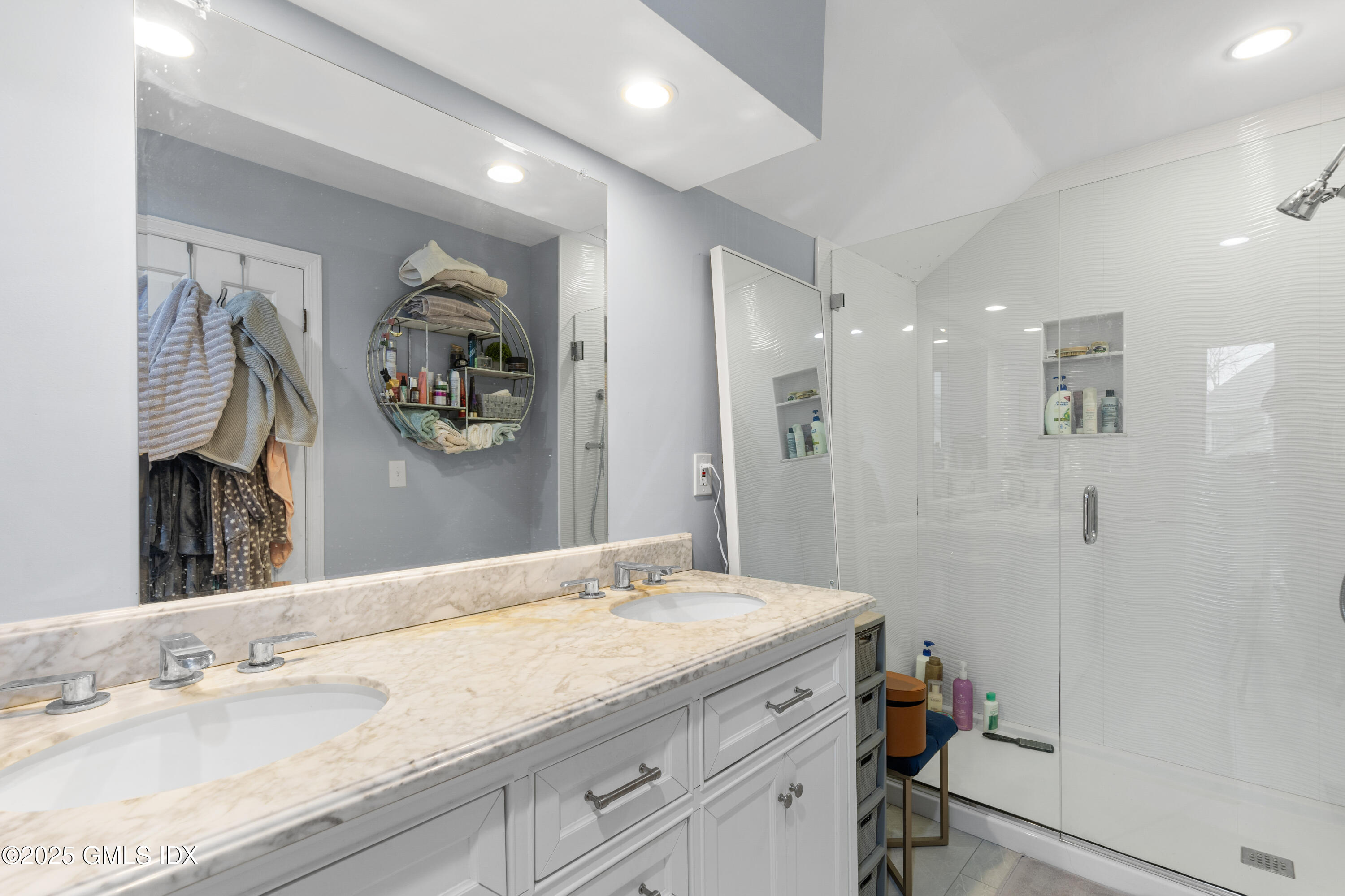 404 W Lyon Farm Drive, 404