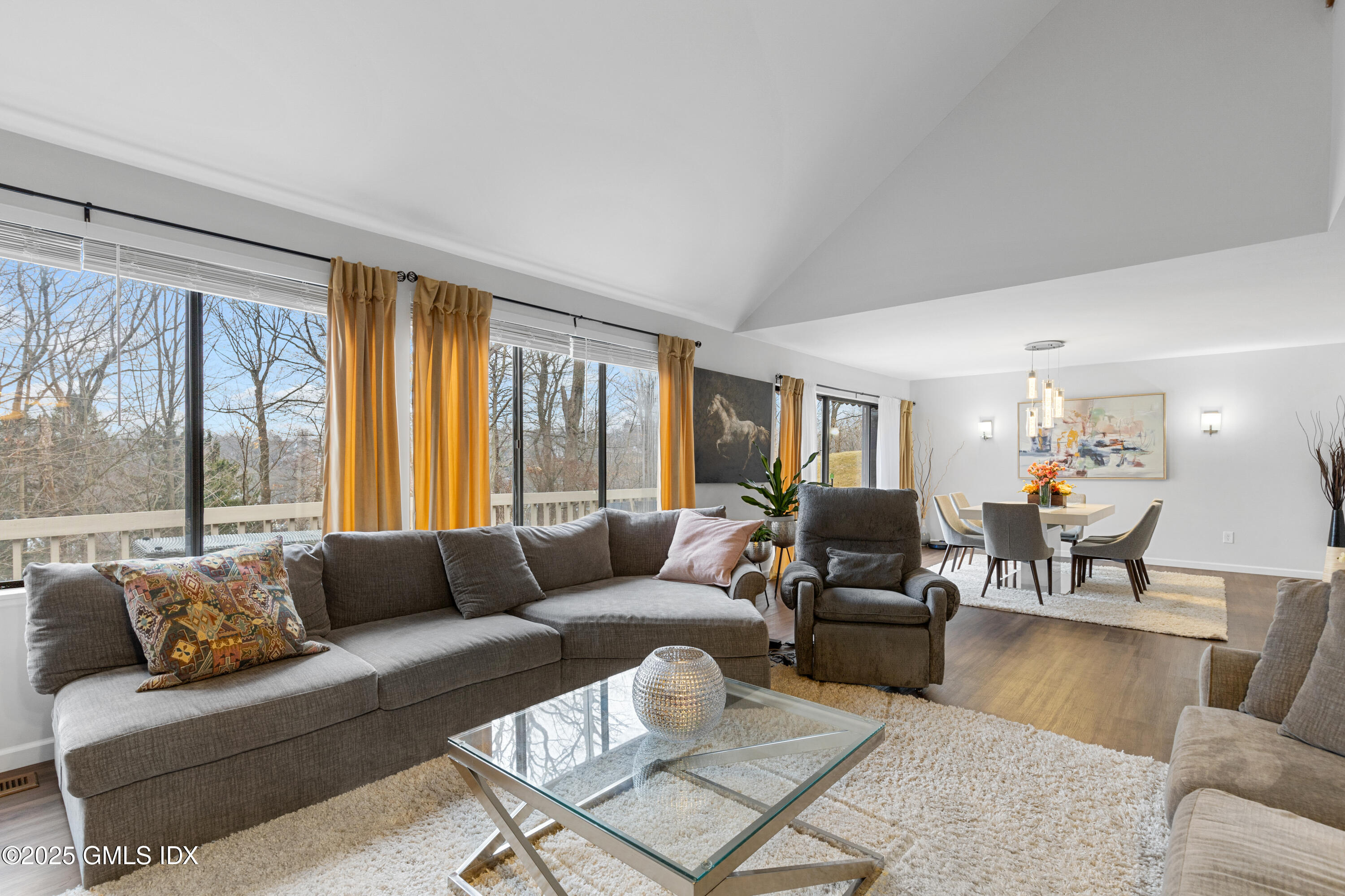 404 W Lyon Farm Drive, 404