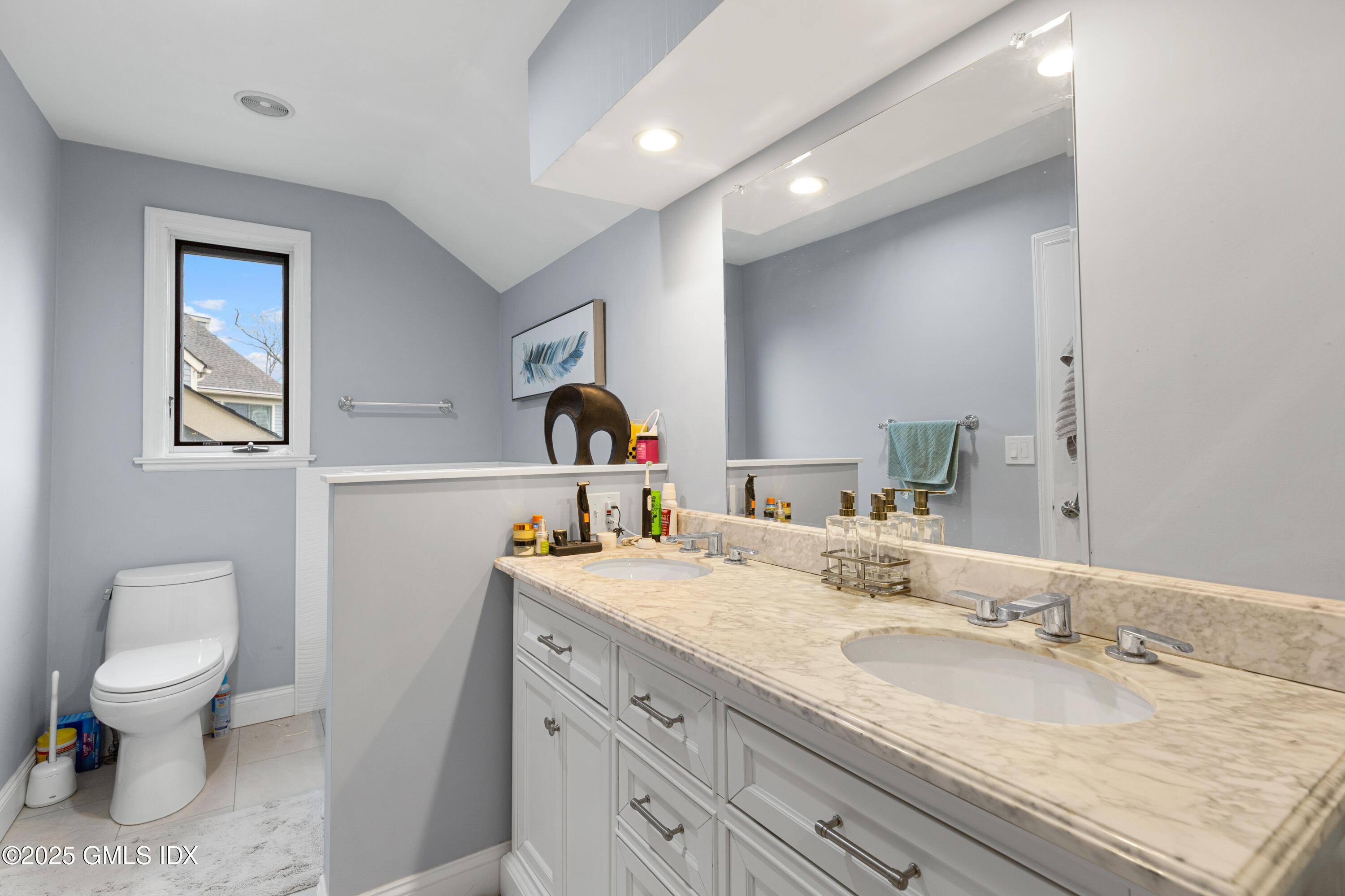 404 W Lyon Farm Drive, 404
