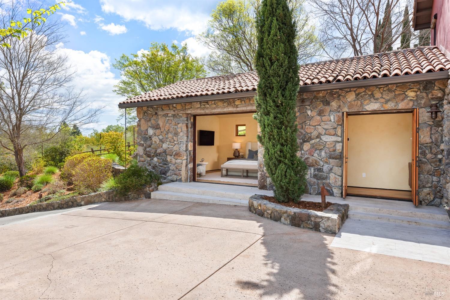 35 Forest Ln
