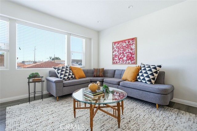 825 W 6th ST Unit: 3