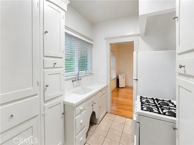 635 Elm AVE Unit: 4