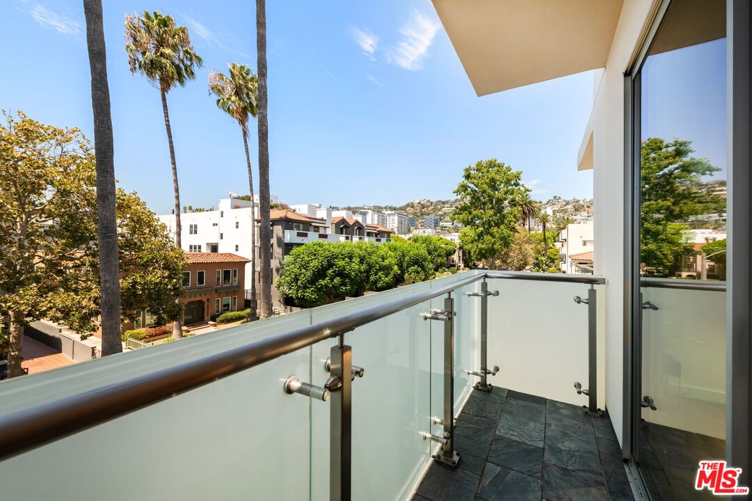 928 N Croft Ave Unit: 301