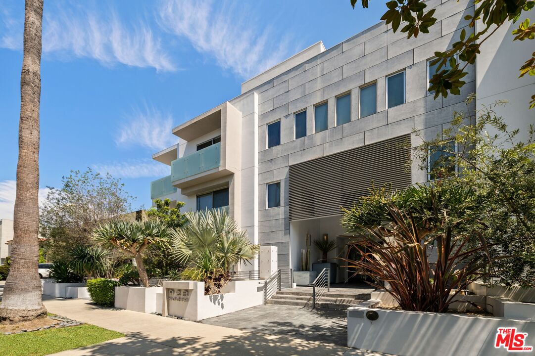 928 N Croft Ave Unit: 301
