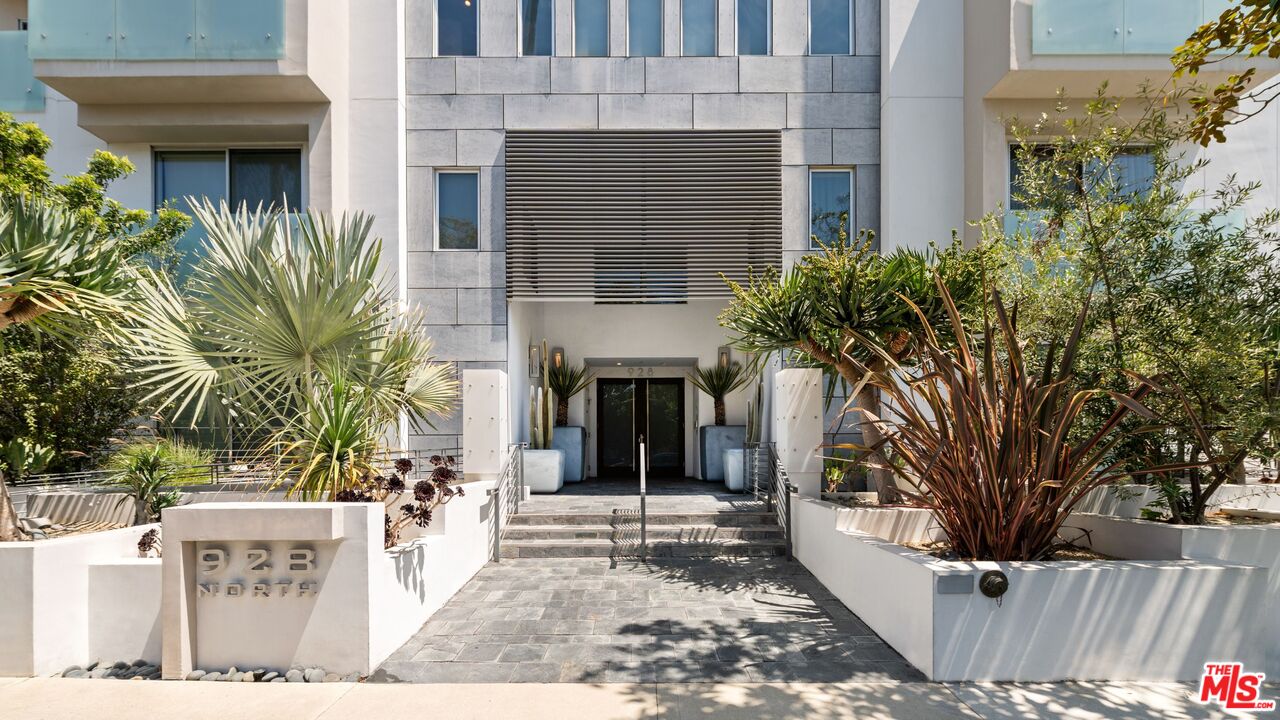 928 N Croft Ave Unit: 301