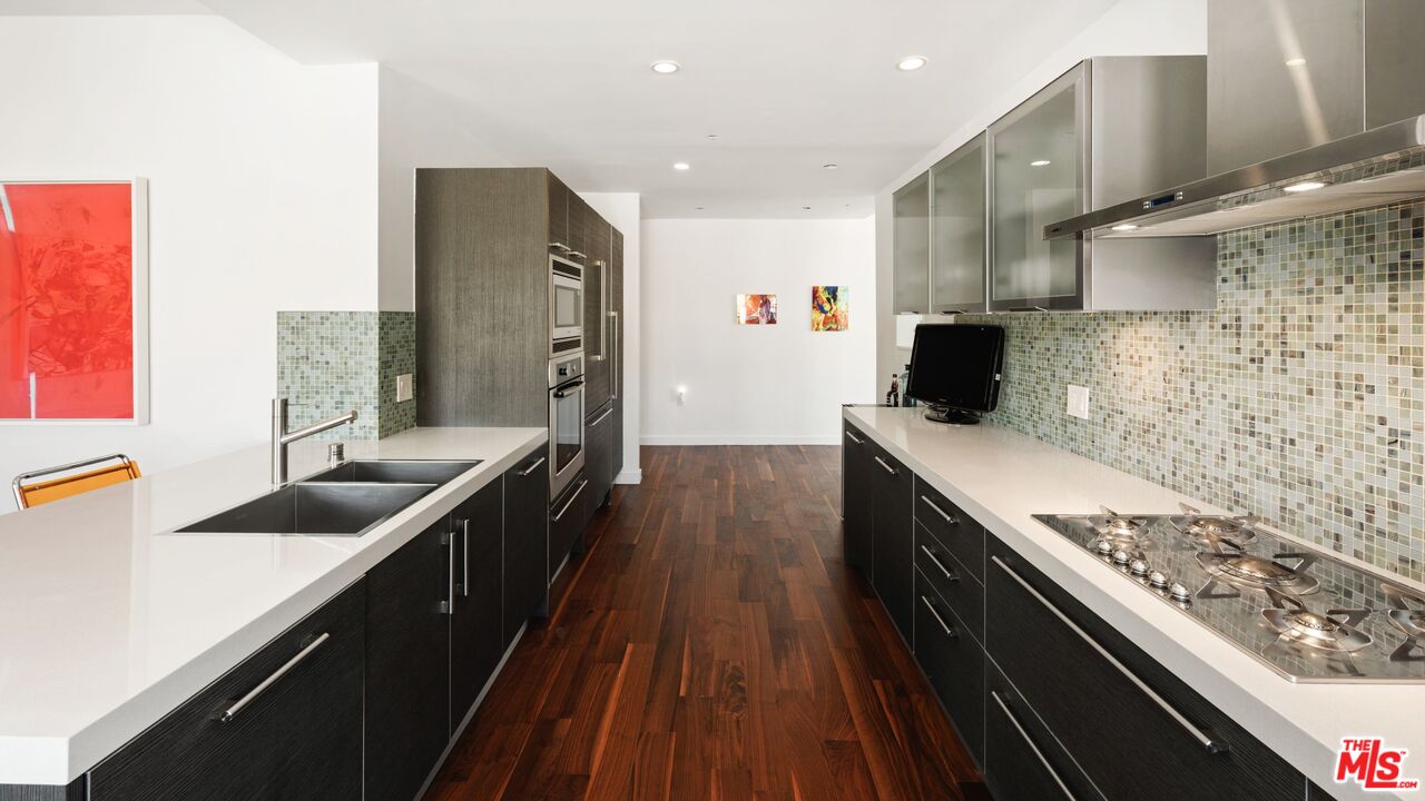 928 N Croft Ave Unit: 301