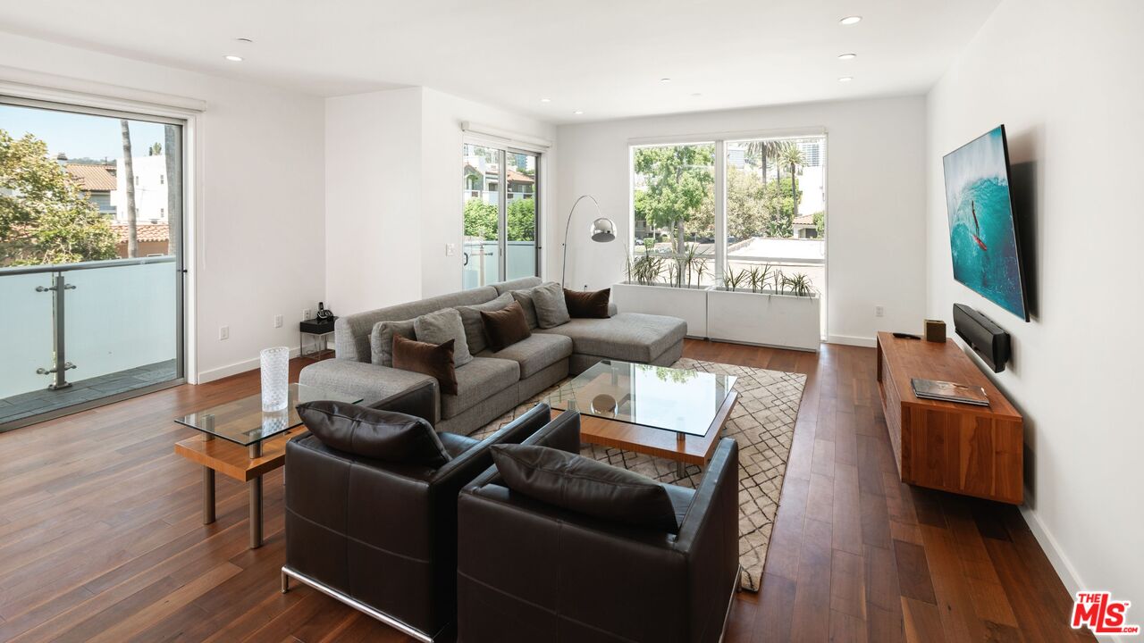 928 N Croft Ave Unit: 301