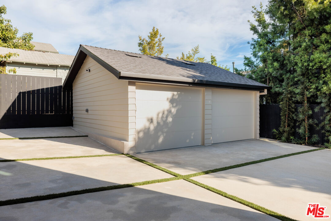 1018 Manzanita St