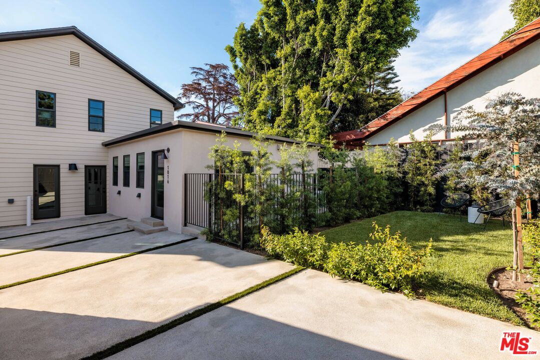 1018 Manzanita St