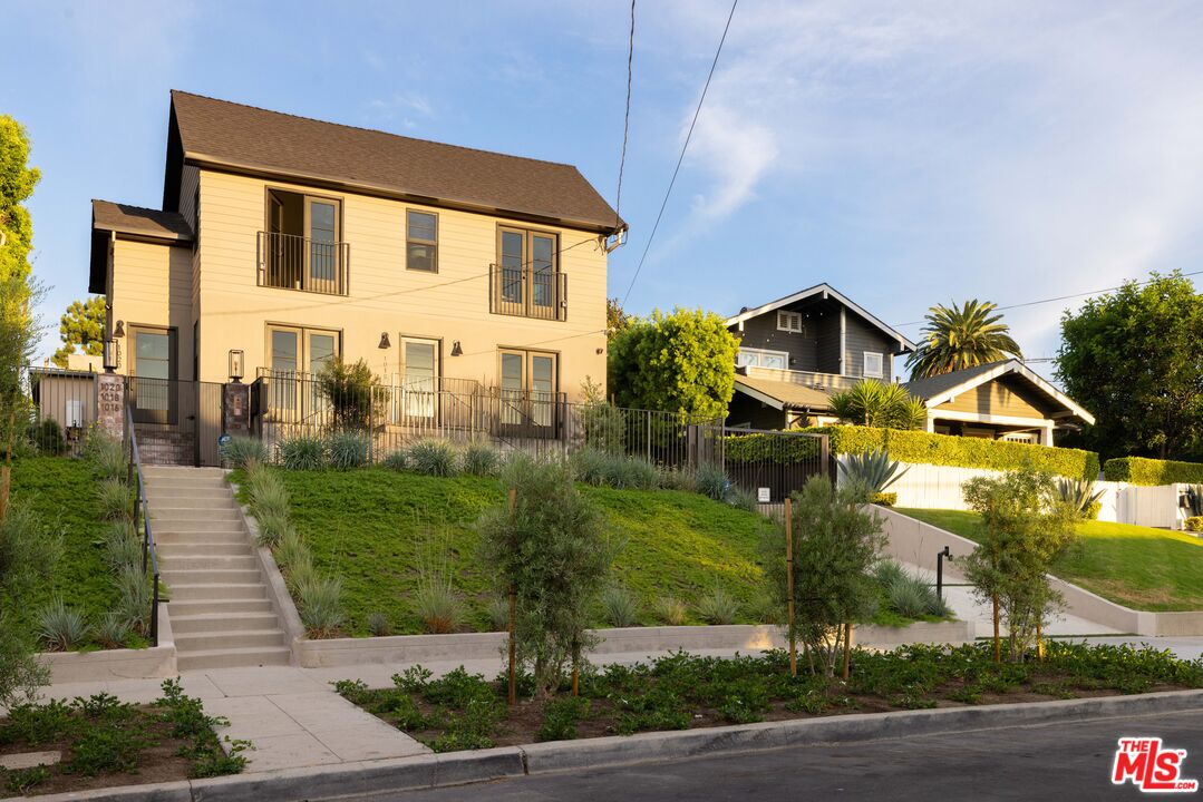 1018 Manzanita St