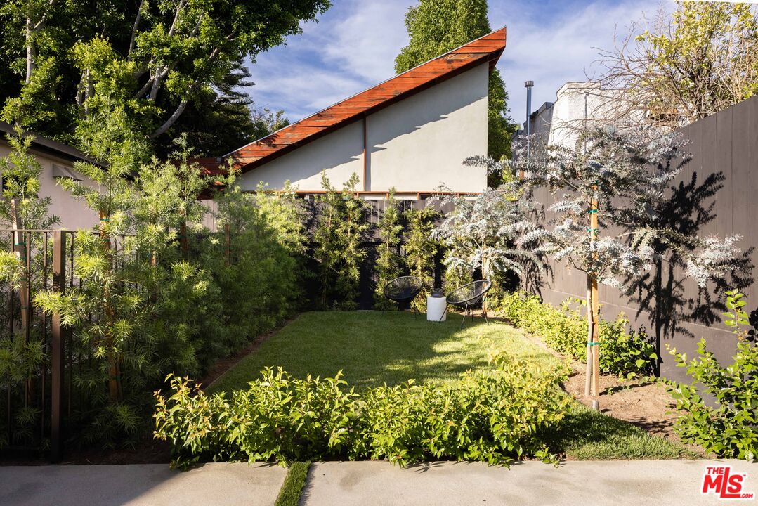 1018 Manzanita St