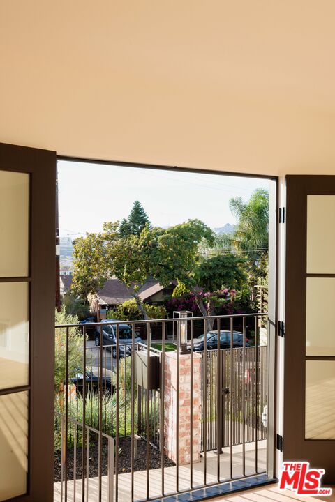 1018 Manzanita St
