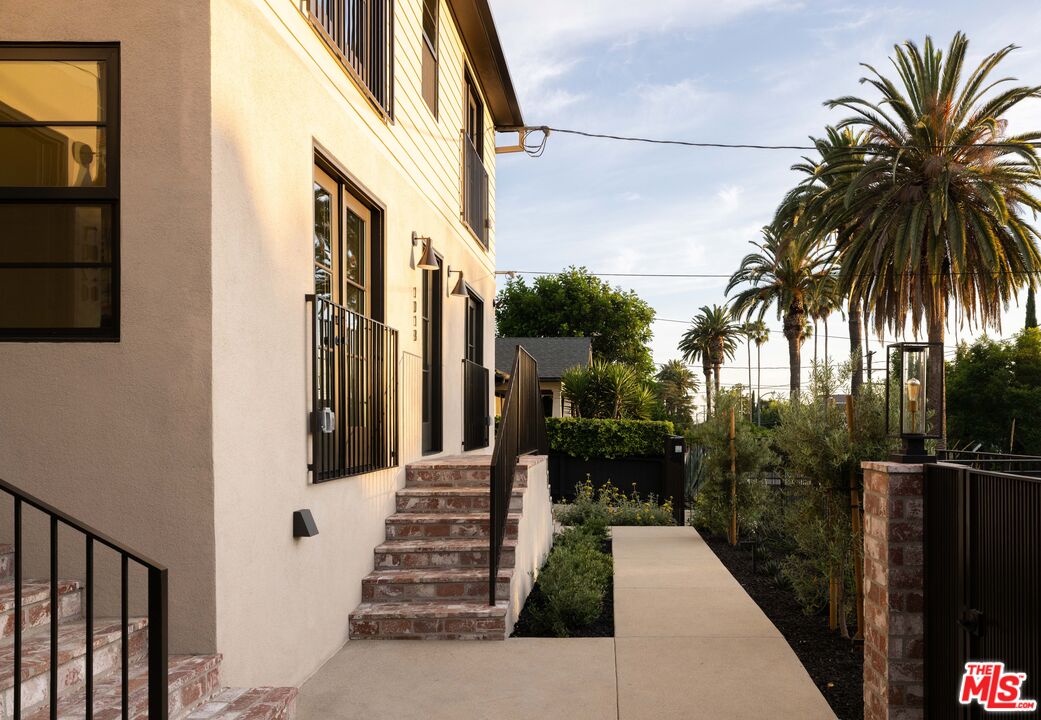 1018 Manzanita St