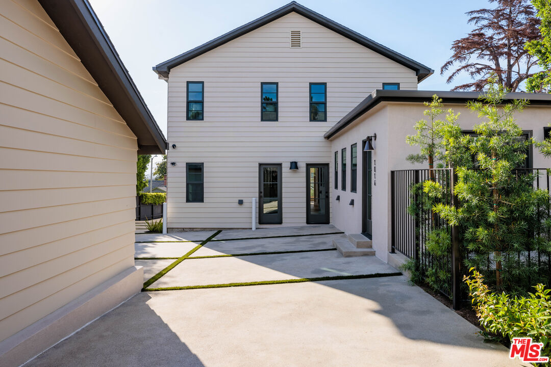 1018 Manzanita St