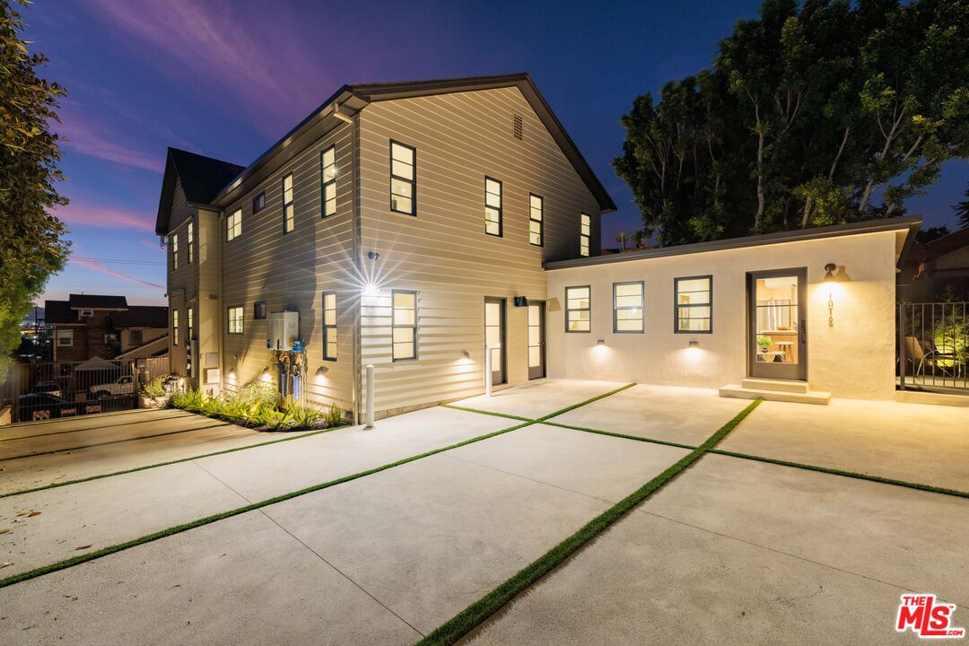 1018 Manzanita St