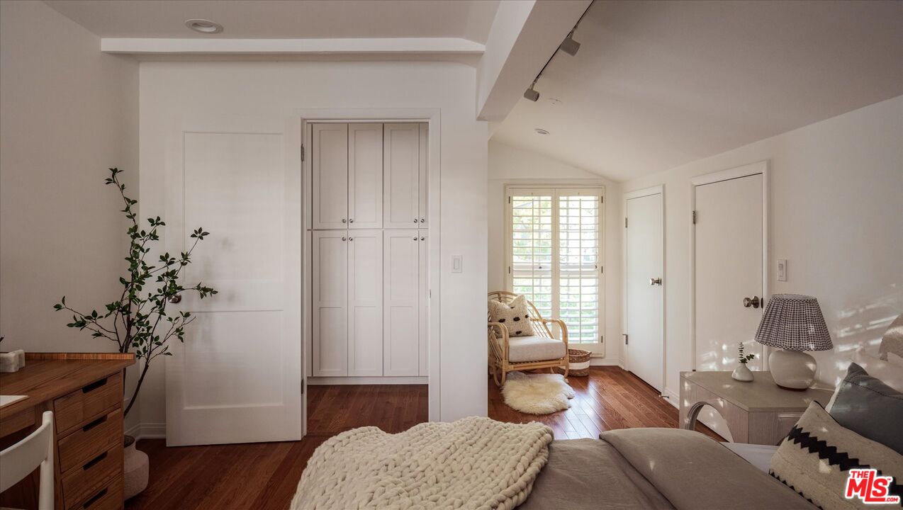 5657 Valley Oak Dr