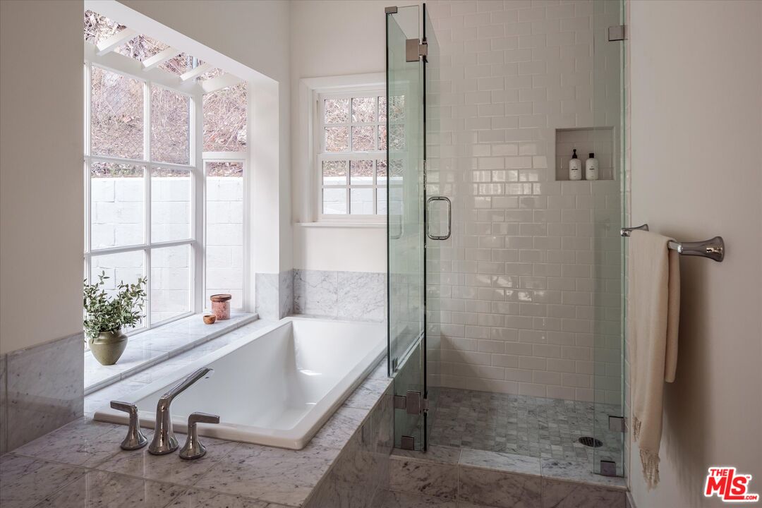 5657 Valley Oak Dr