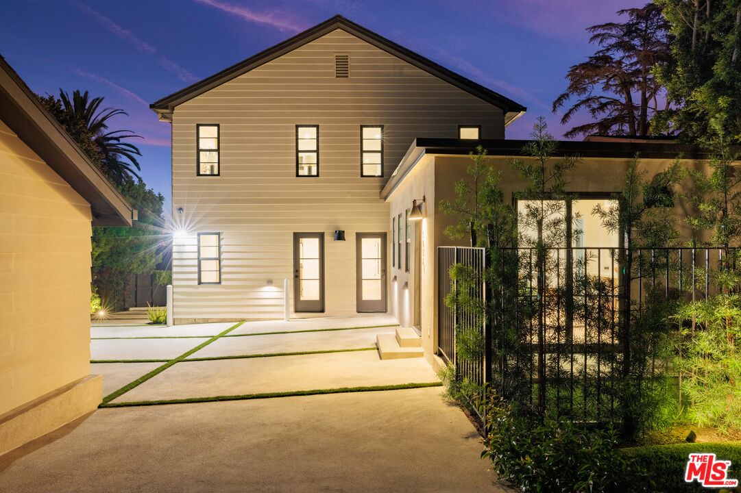 1016 Manzanita St