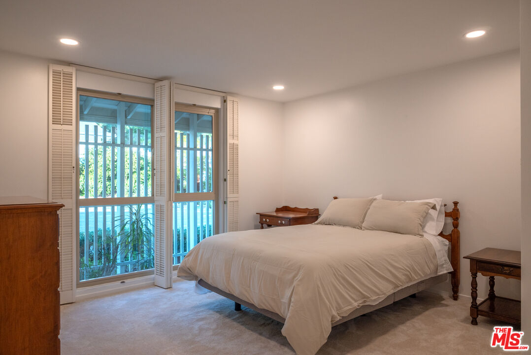 2701 Lake Hollywood Dr