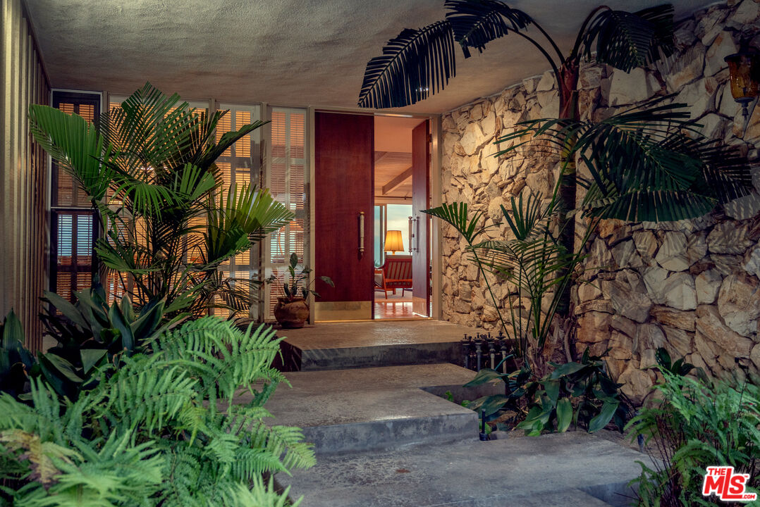 2701 Lake Hollywood Dr